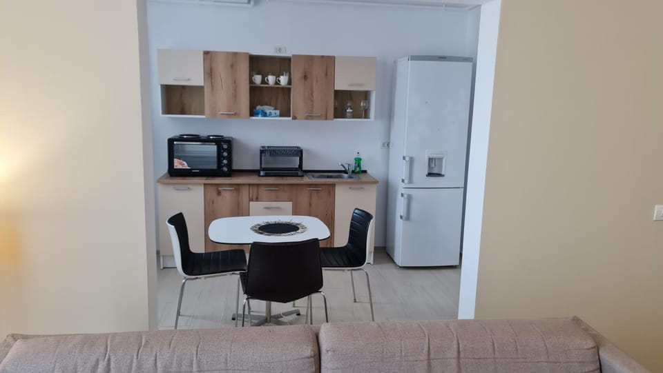 Kitchen or kitchenette, Seating area, Dining area, minibar, pet friendly, stove