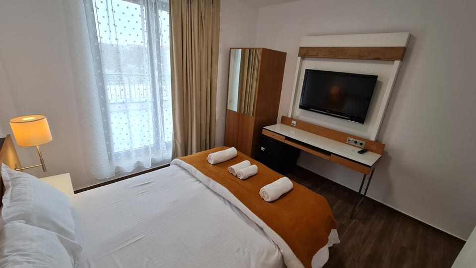 Communal lounge/ TV room, Bed, TV and multimedia, Photo of the whole room, Evening entertainment, Bedroom, hair dresser, towels