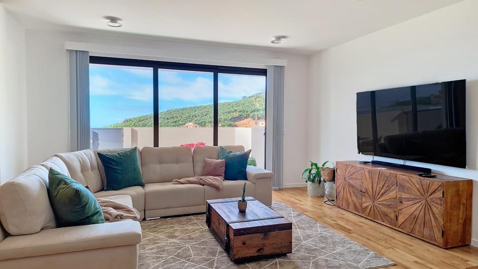 Natural landscape, TV and multimedia, Living room, Seating area, Mountain view