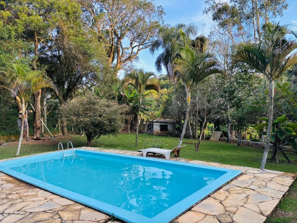 Casa de campo com piscina em condomínio. House in Ibiúna