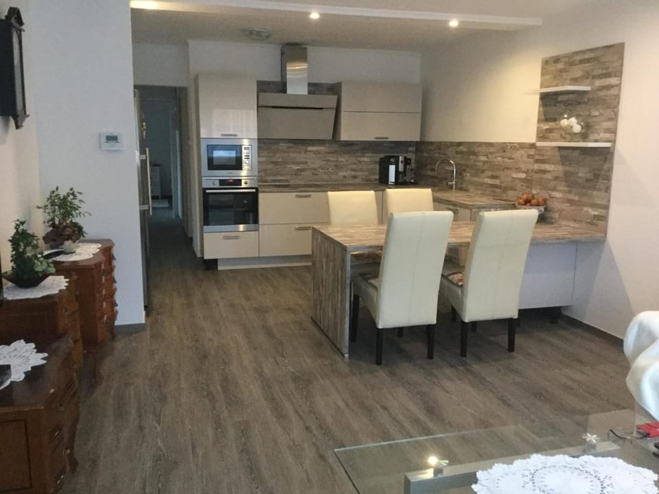 Kitchen or kitchenette, Dining area, microwave