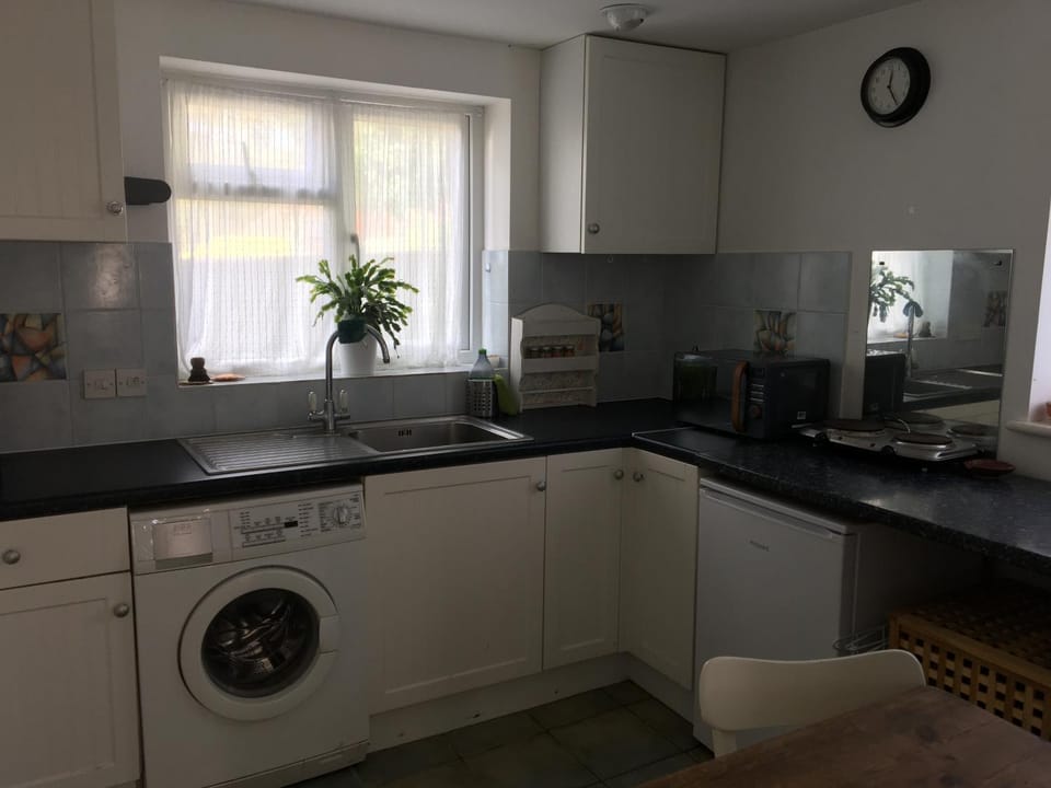 Kitchen or kitchenette, minibar