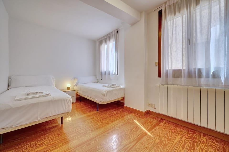 Bed, Photo of the whole room, Bedroom, internet