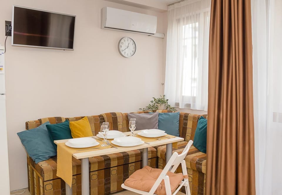 Communal lounge/ TV room, TV and multimedia, Living room, Seating area, Dining area, air conditioner