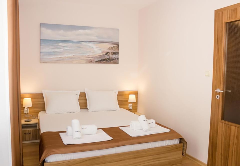 Bed, Bedroom, towels