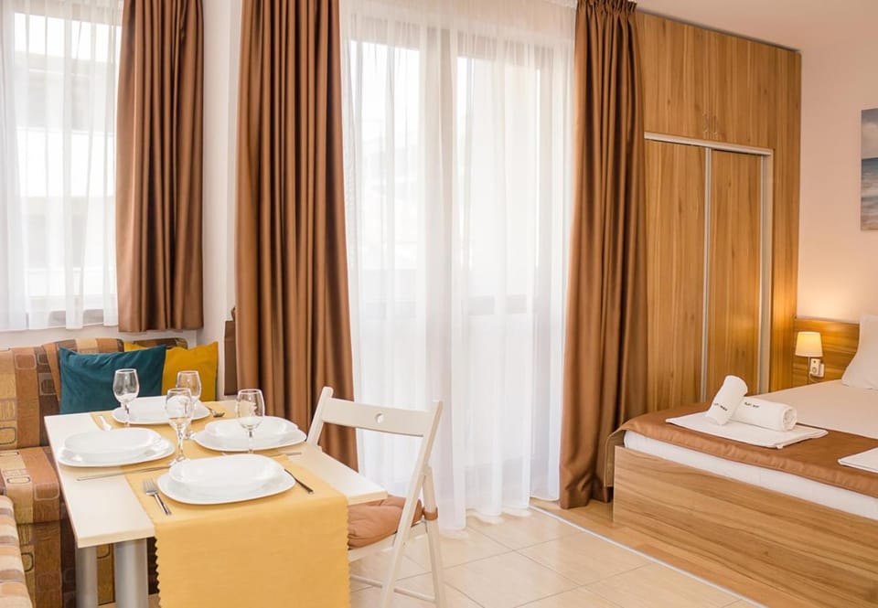 Bed, Photo of the whole room, Seating area, Dining area, Bedroom, towels