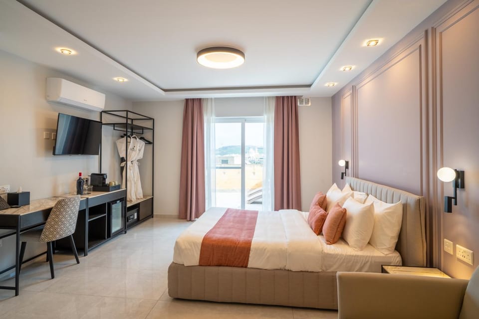 Bed, TV and multimedia, Balcony/Terrace, Bedroom, wardrobe