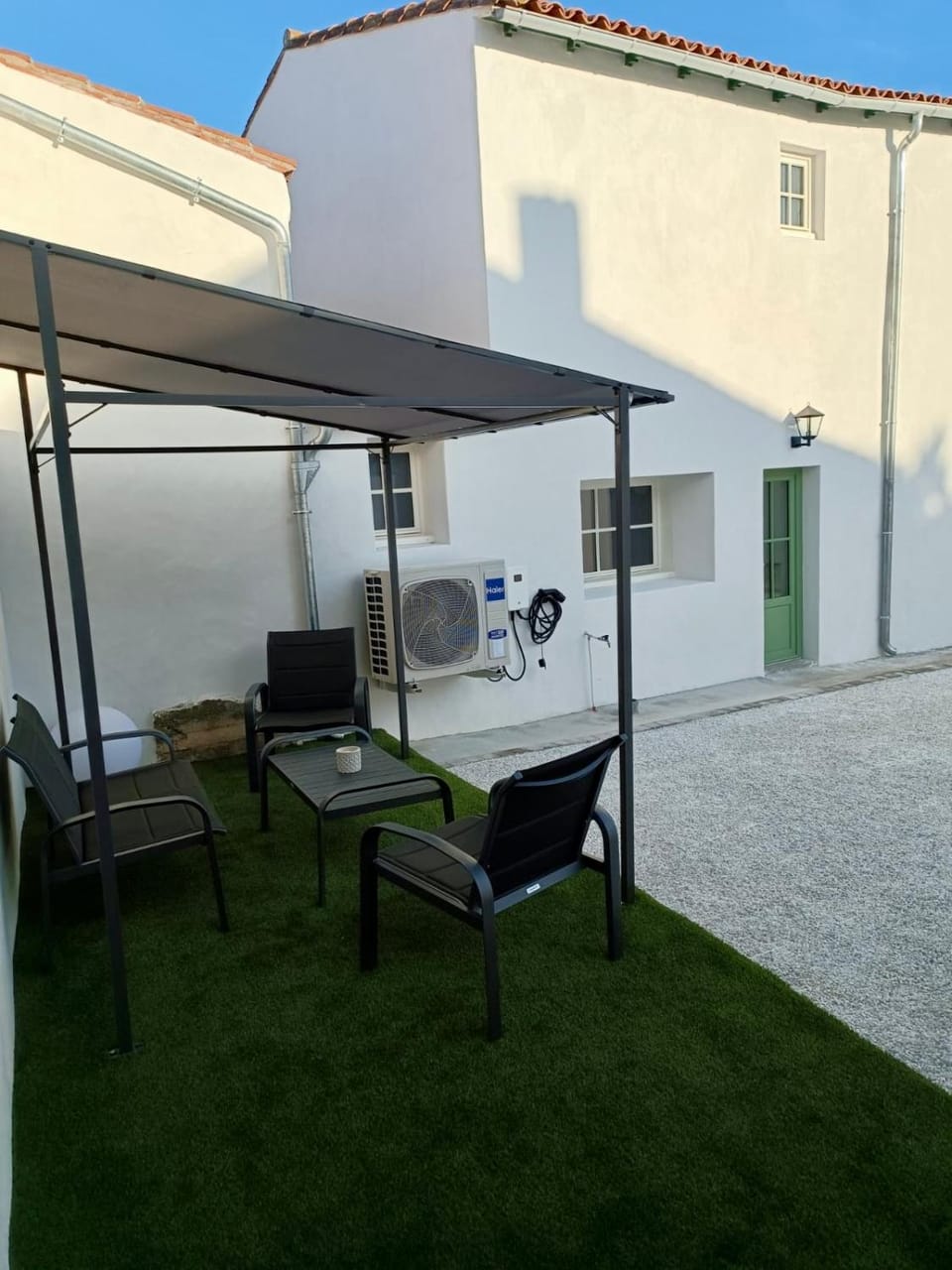 Day, Dining area