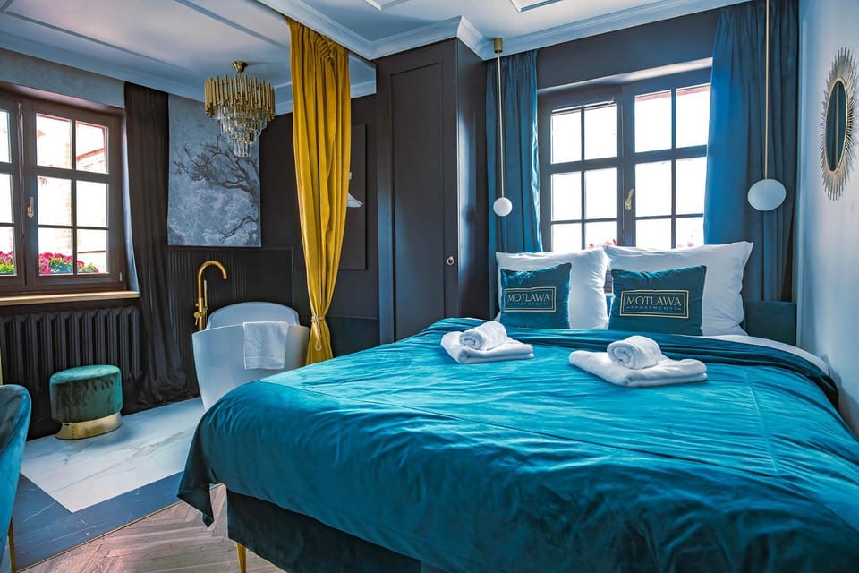 Bed, Photo of the whole room, towels