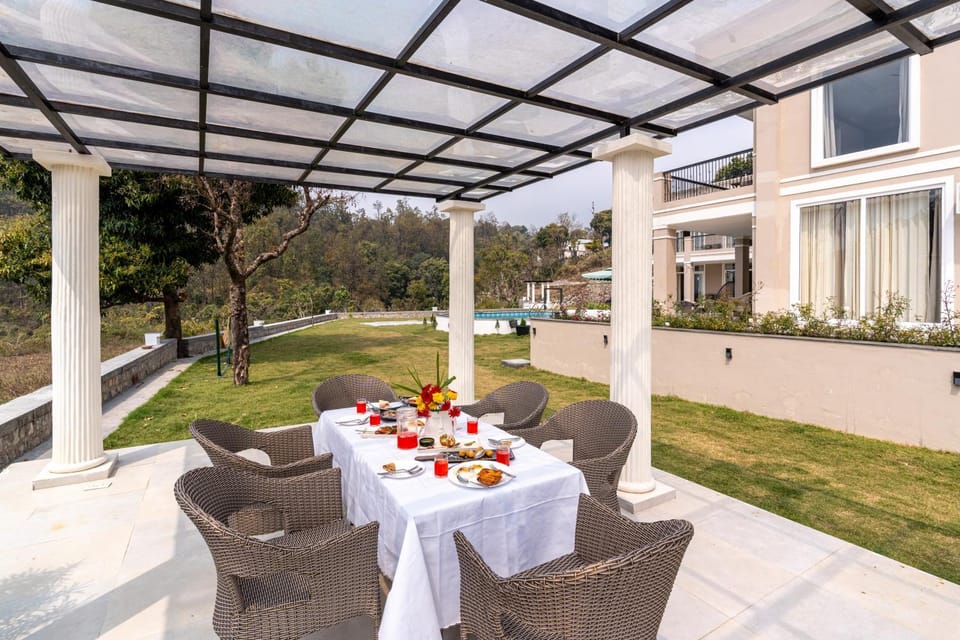 Property building, Patio, Spring, Day, Garden, Living room, Food and drinks, Seating area, Dining area, Food, Garden view