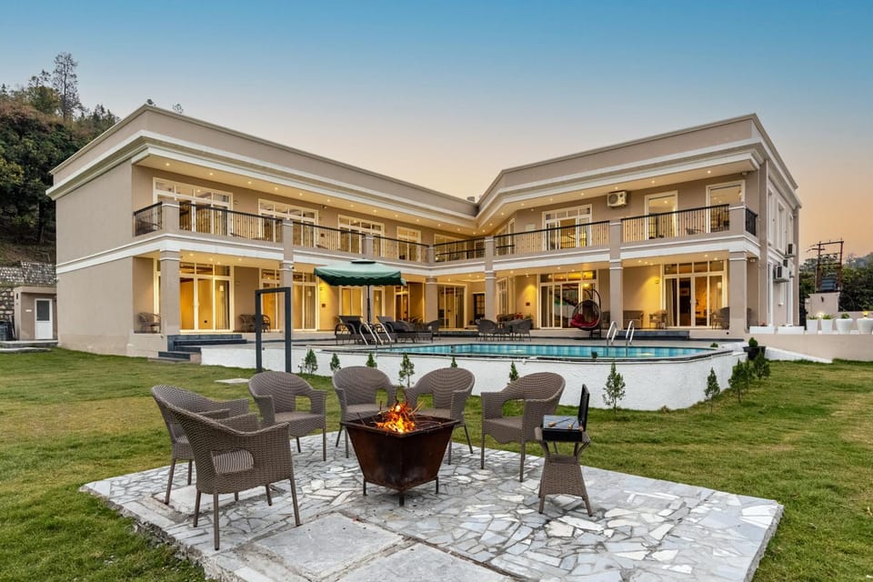 Property building, Patio, Day, Natural landscape, Garden, Living room, Seating area, Garden view, Pool view, Swimming pool, sunbed
