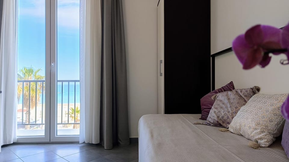 Bed, View (from property/room), Balcony/Terrace, Photo of the whole room