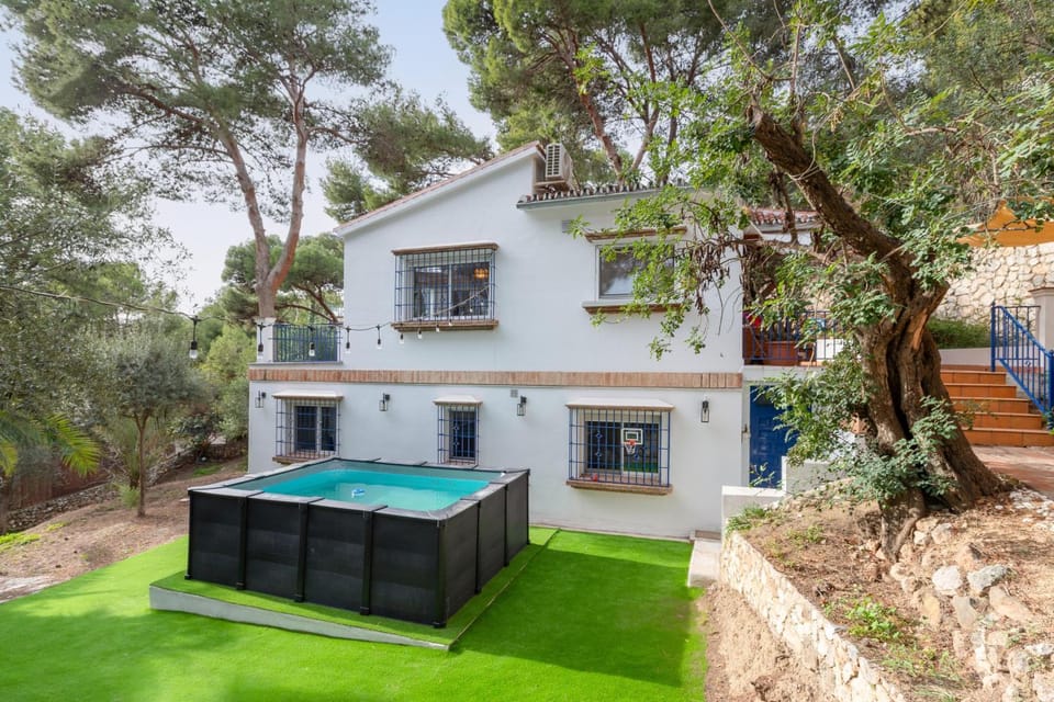 Property building, Garden, Swimming pool