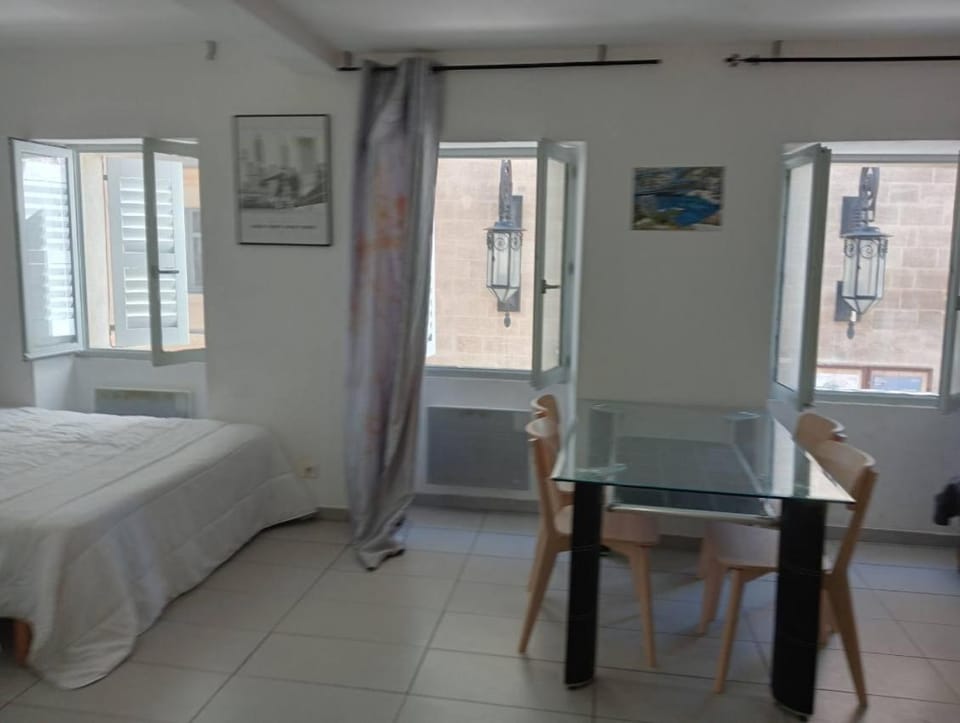 T1 Vieux Port Opéra Apartment in Marseille
