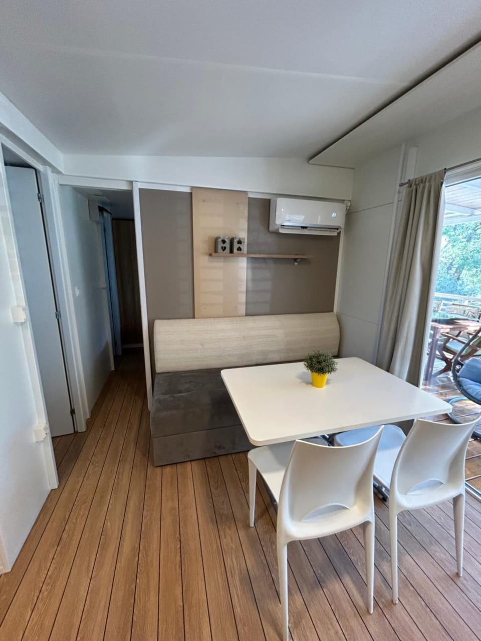 Seating area, Dining area