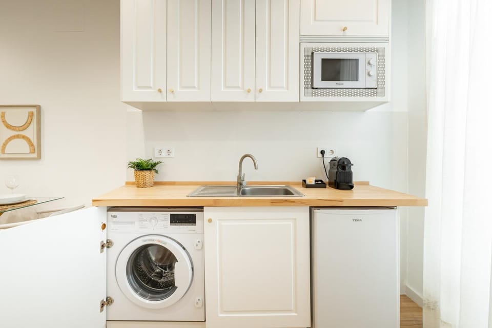 Coffee/tea facilities, Kitchen or kitchenette, stove, toaster, washing machine