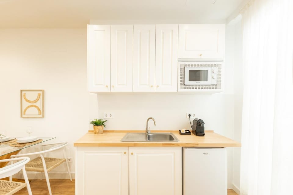 Kitchen or kitchenette, Dining area, stove, toaster