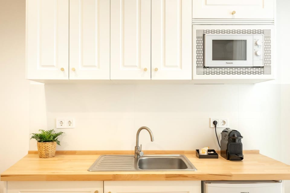 Coffee/tea facilities, Kitchen or kitchenette, stove, toaster