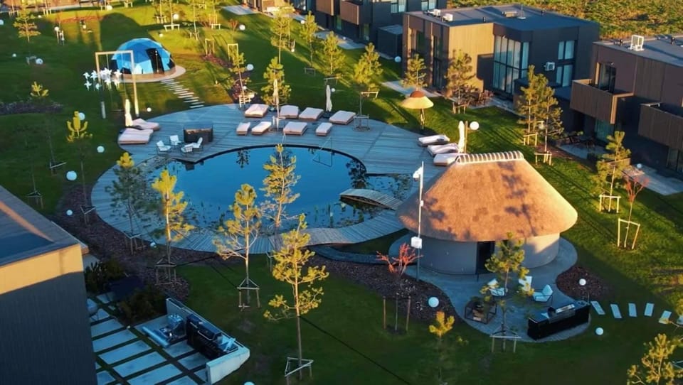 Property building, Bird's eye view, Garden, Garden, Garden view, Swimming pool, Location