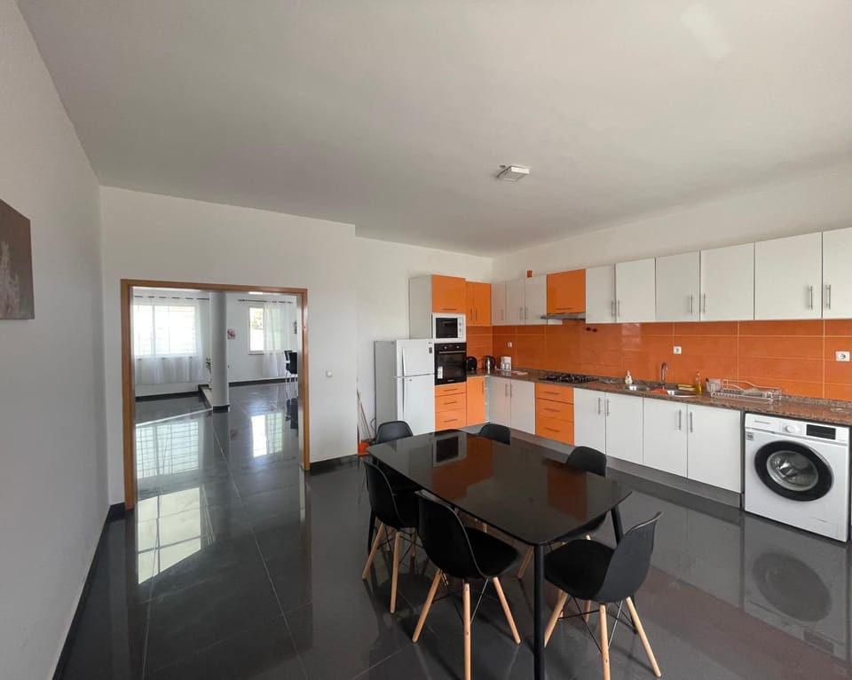 Coffee/tea facilities, microwave, oven, stove, washing machine, kitchen