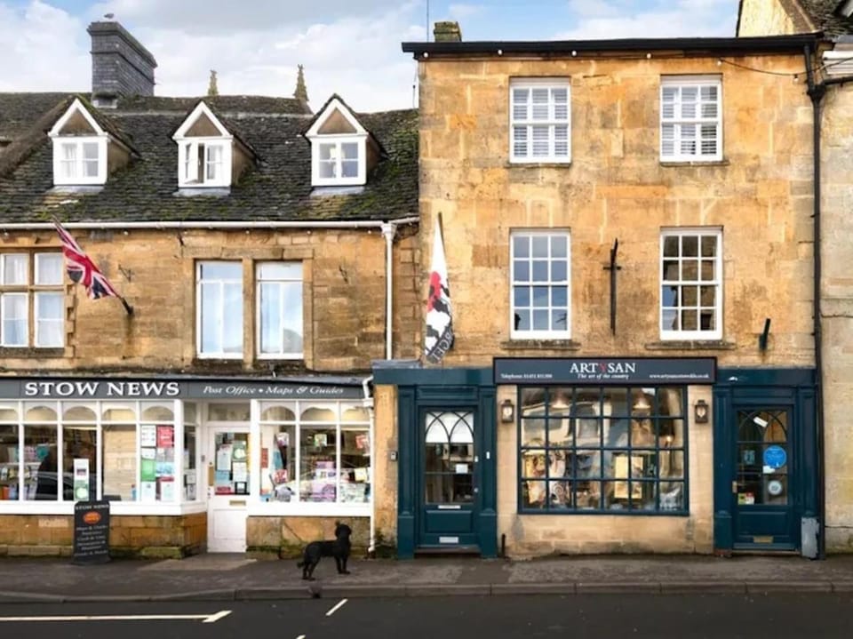 Property building, Location