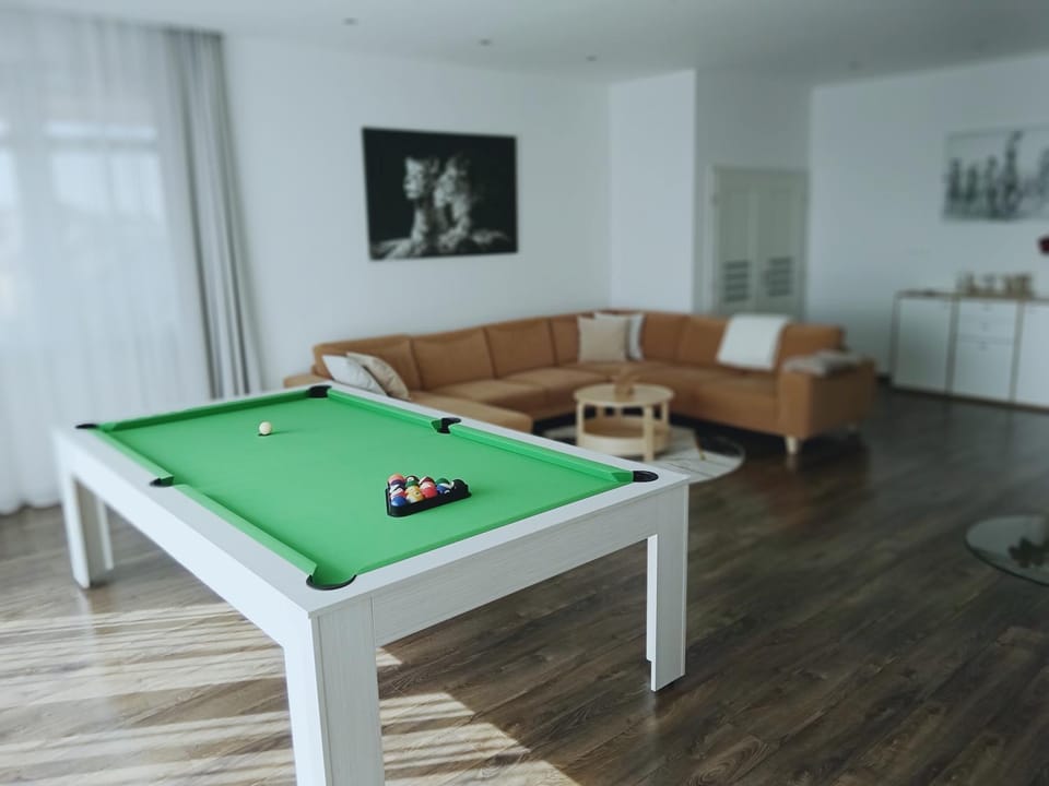 Billiard, Living room, Seating area