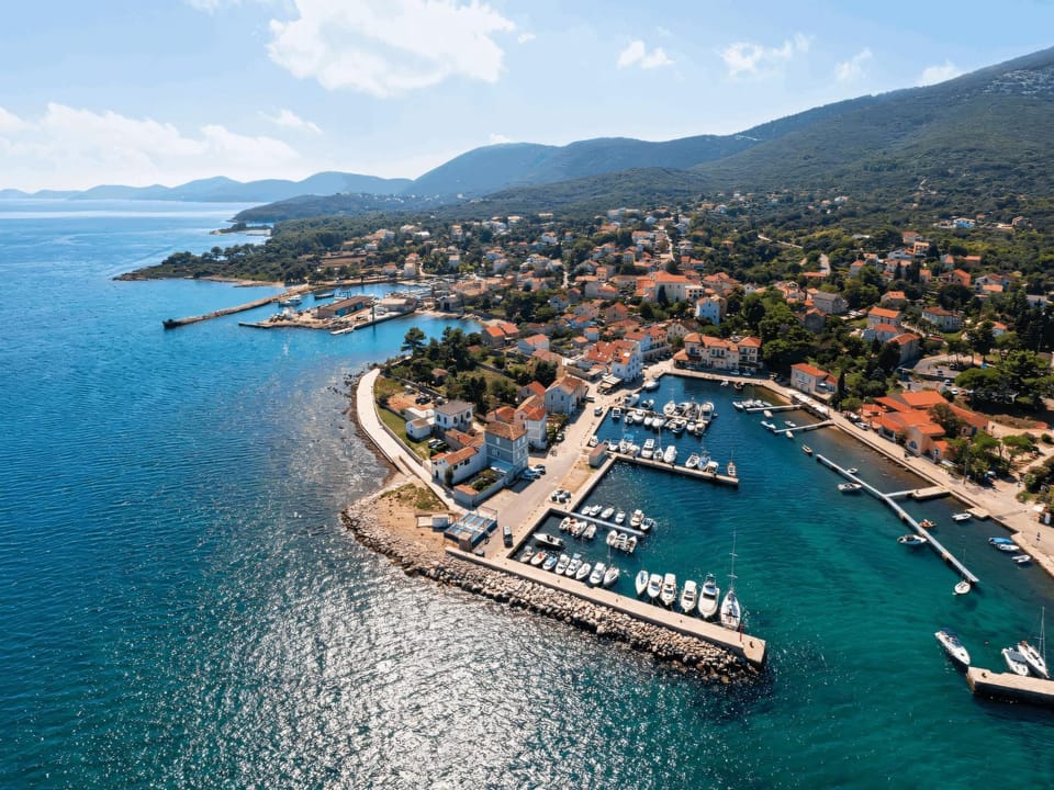 Villa Karolina Großes Ferienhaus Meerblick 2000qm Garten Familien Gruppen Insel Lošinj House in Nerezine