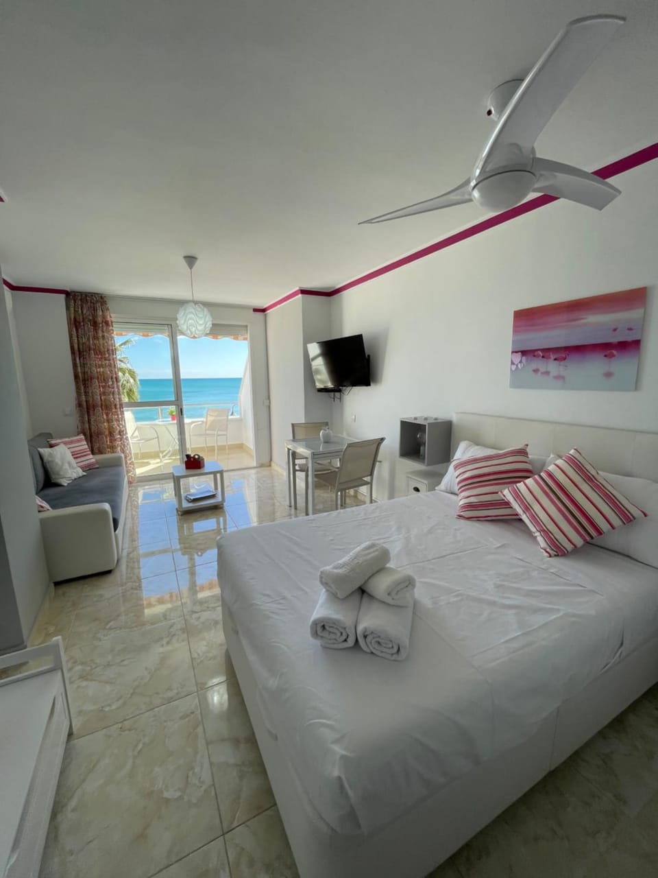Roca Chica. Studio - First Line Beach Apartment in Torremolinos
