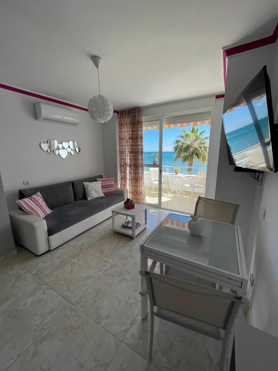 Roca Chica. Studio - First Line Beach Apartment in Torremolinos