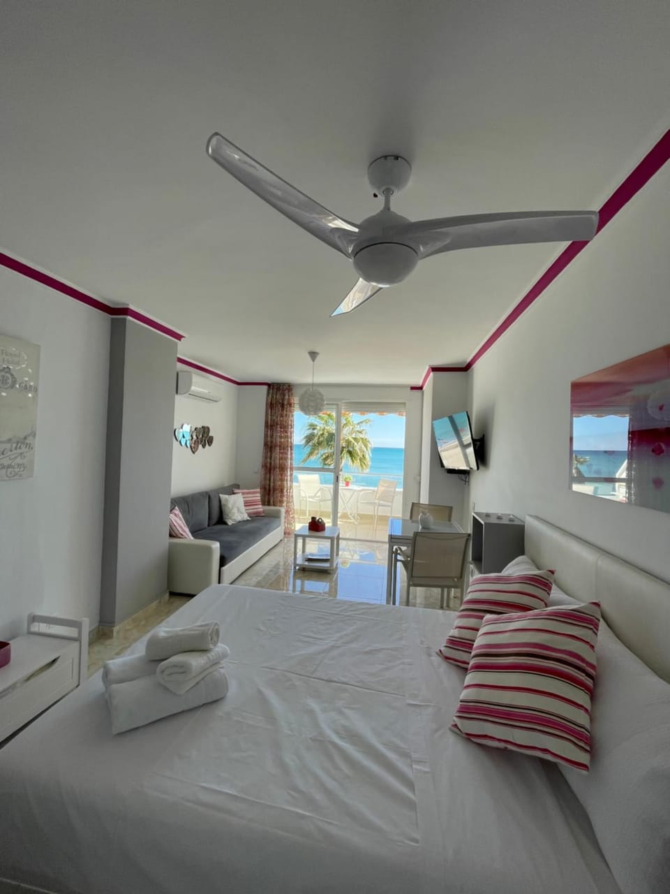 Roca Chica. Studio - First Line Beach Apartment in Torremolinos