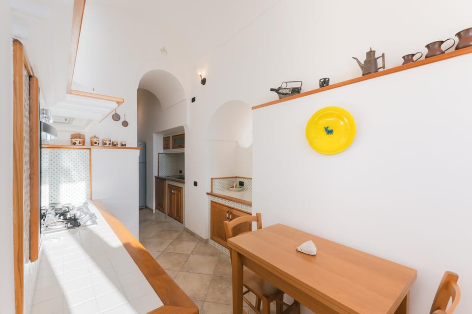 Kitchen or kitchenette, Seating area, Dining area