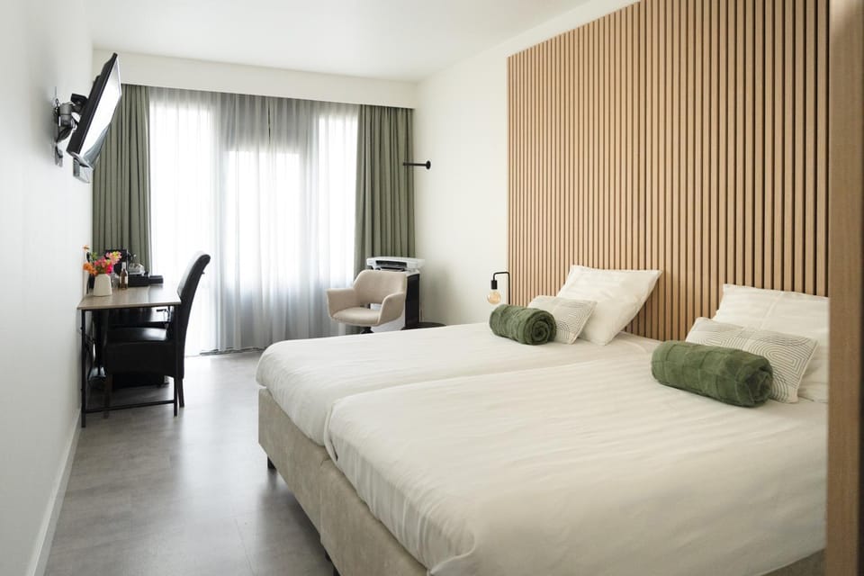 Property building, Bed, Photo of the whole room, Seating area, Bedroom