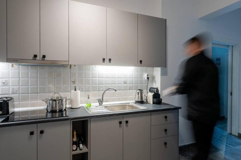 Coffee/tea facilities, Kitchen or kitchenette, stove, toaster