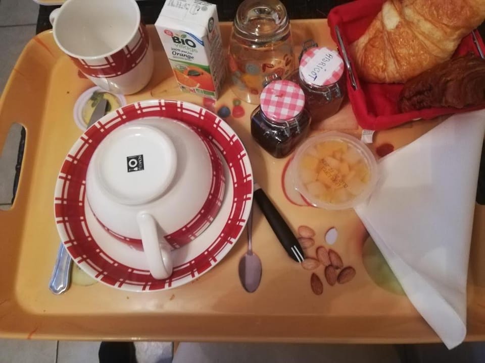 chambre PMR avec salle de bain privatisée avec petit déjeuner compris Bed and Breakfast in Jura