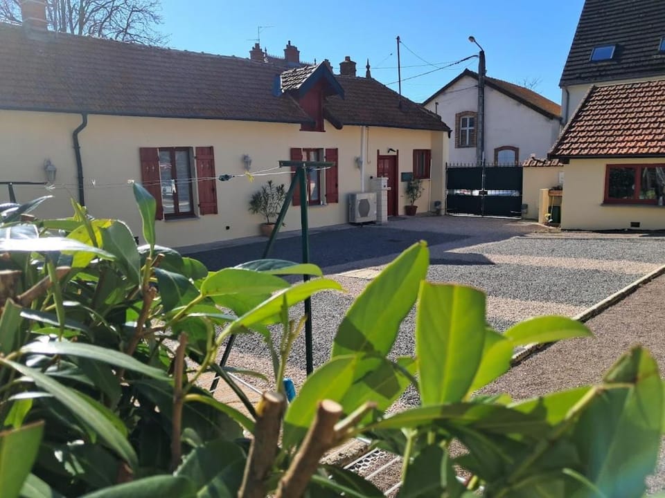 chambre PMR avec salle de bain privatisée avec petit déjeuner compris Bed and Breakfast in Jura