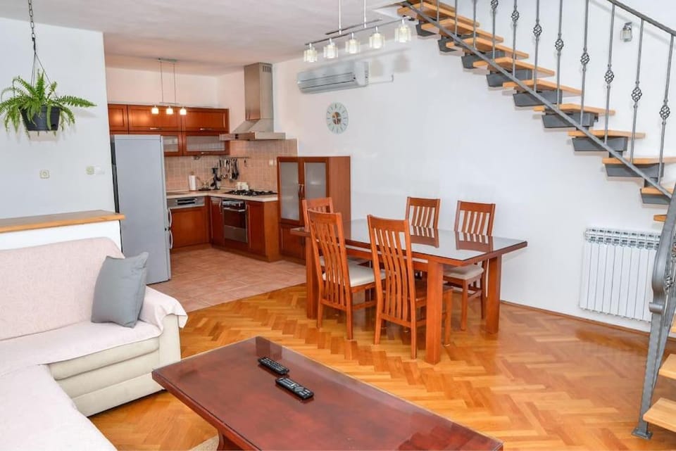 Kitchen or kitchenette, Living room, Seating area, Dining area, stove