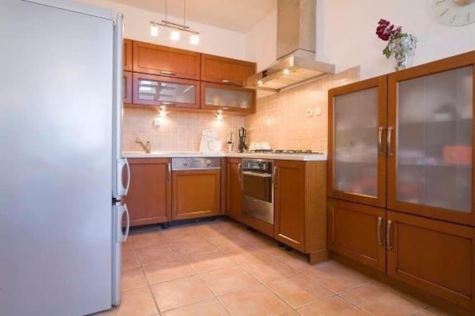 Kitchen or kitchenette, dishwasher, oven