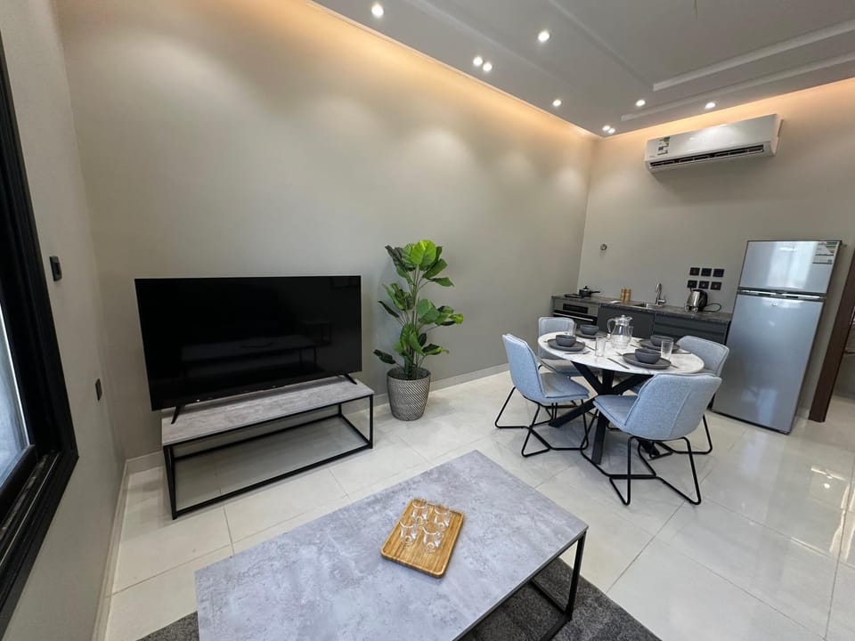 Communal lounge/ TV room, TV and multimedia, Kitchen or kitchenette, Living room, Seating area, Dining area, oven
