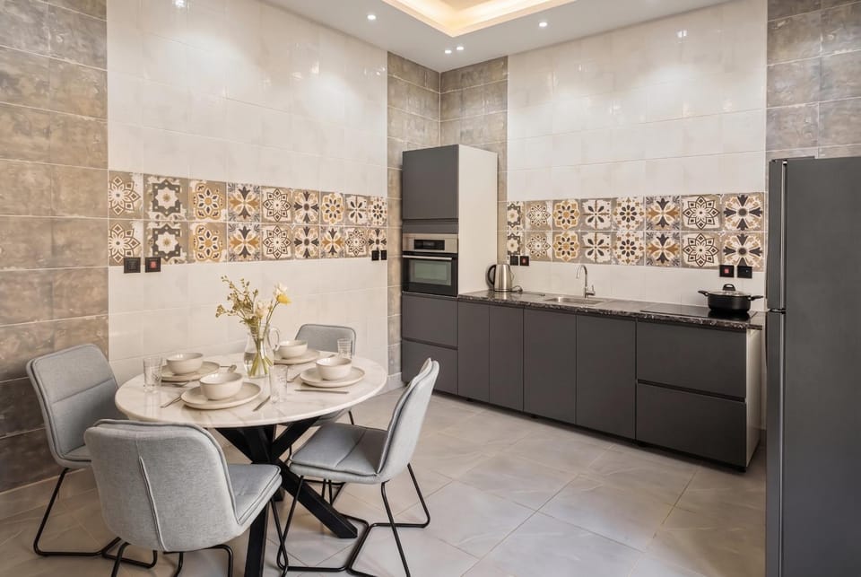 Kitchen or kitchenette, Dining area, oven