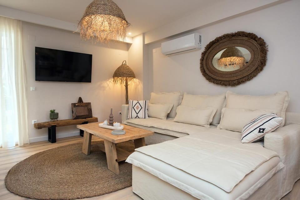 TV and multimedia, Living room, Seating area, air conditioner