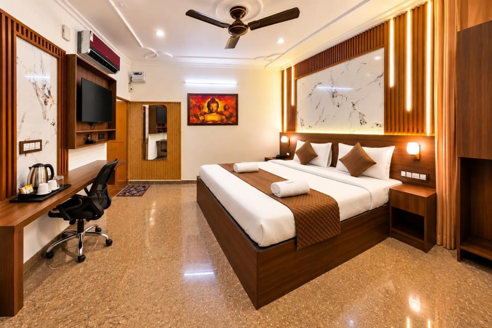 Bed, Photo of the whole room, Bedroom, Entertainment, wardrobe, air conditioner