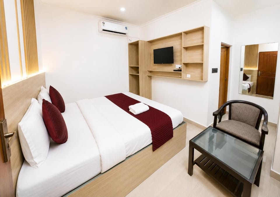 Bed, Photo of the whole room, Seating area, Entertainment, wardrobe, air conditioner