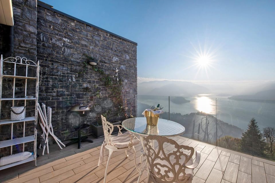 Property building, Balcony/Terrace, Living room