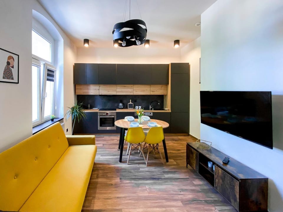 TV and multimedia, Kitchen or kitchenette, Living room, Seating area, Dining area