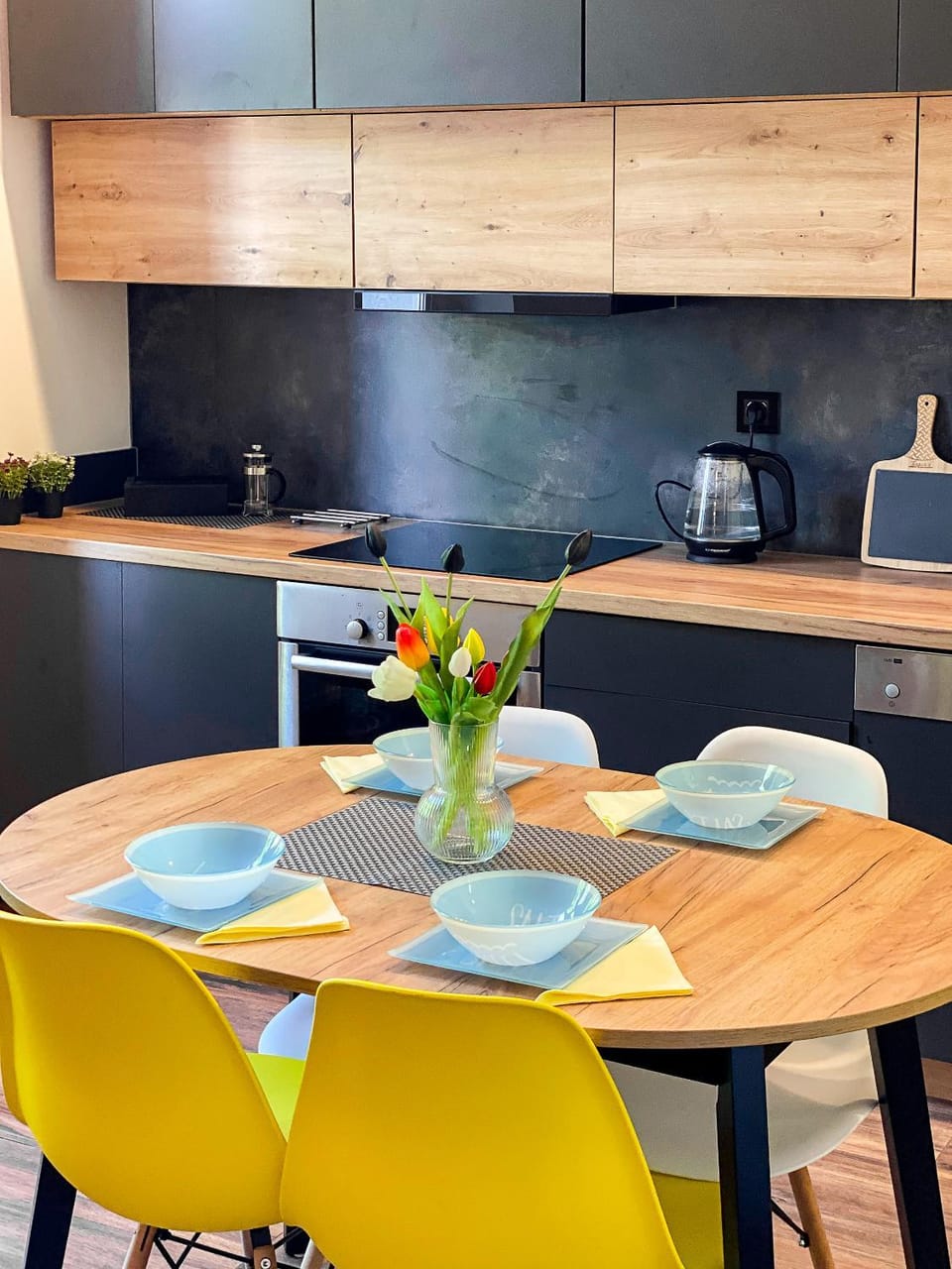 Kitchen or kitchenette, Dining area