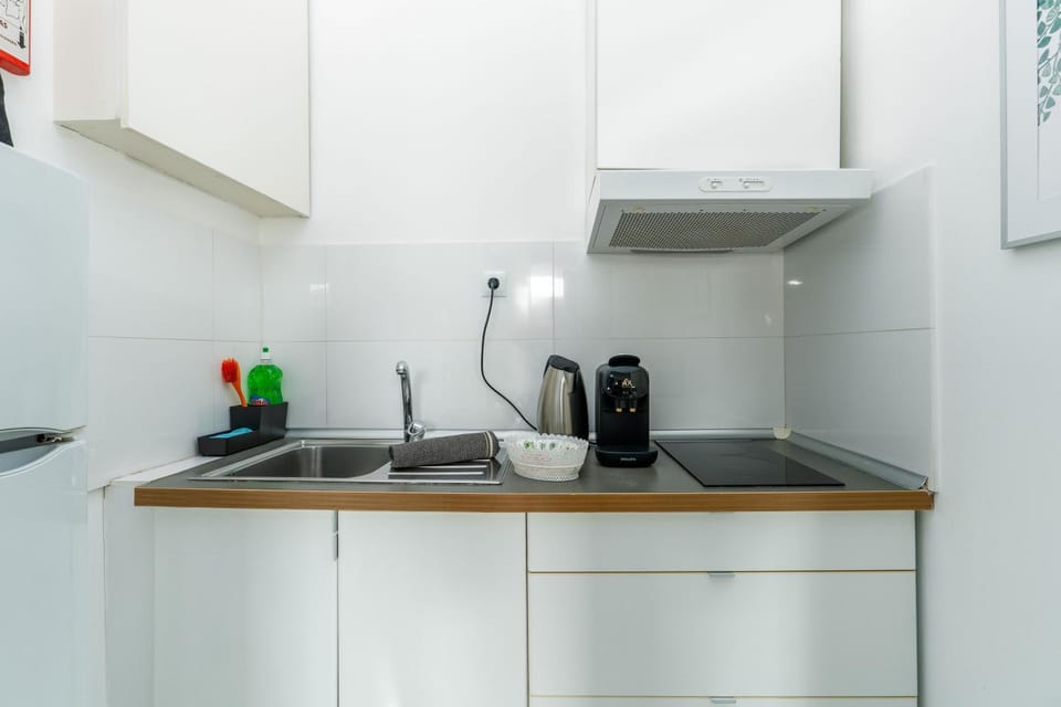 Coffee/tea facilities, Kitchen or kitchenette, stove