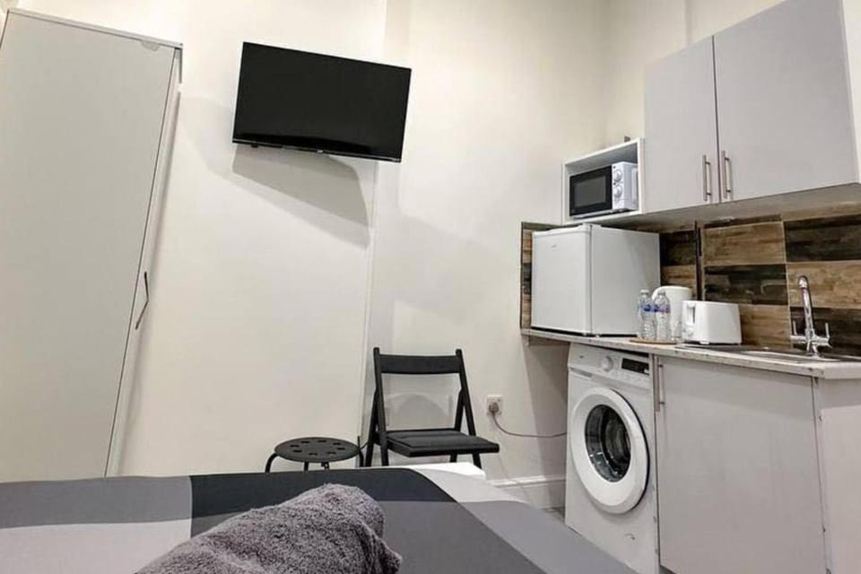 Studio - Sleeps 2 - Short Walk to Ealing Broadway Apartment in London Borough of Ealing