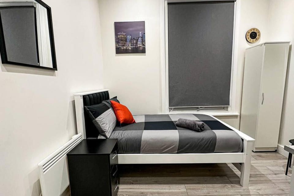 Studio - Sleeps 2 - Short Walk to Ealing Broadway Apartment in London Borough of Ealing