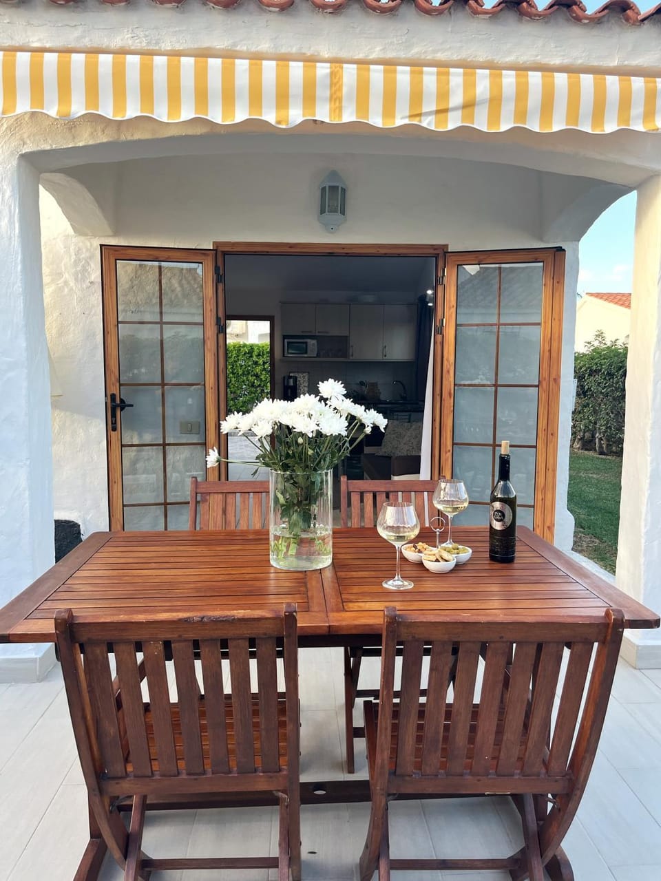 Day, Food and drinks, Dining area, Food, Drinks, Alcoholic drinks