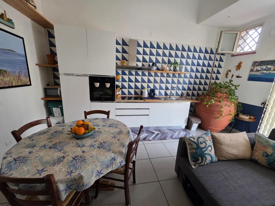 Kitchen or kitchenette, Living room, Seating area, kitchen